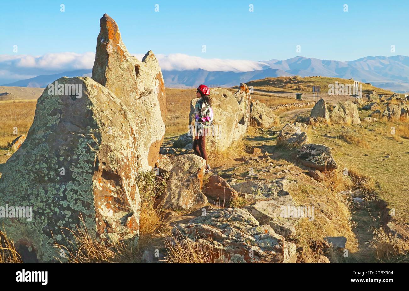 Femme Voyageuse visitant le site archéologique préhistorique de Carahunge ou Stonehenge arménien dans la province de Syunik en Arménie Banque D'Images