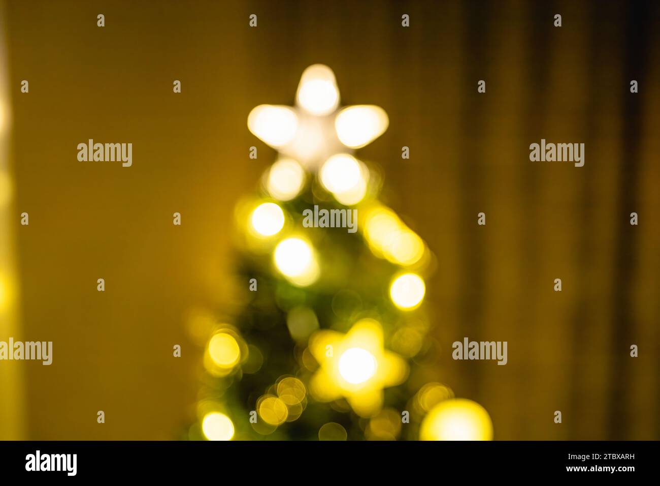 Sapin de Noël ou du nouvel an défocalisé avec éclairage bokeh flou. Banque D'Images
