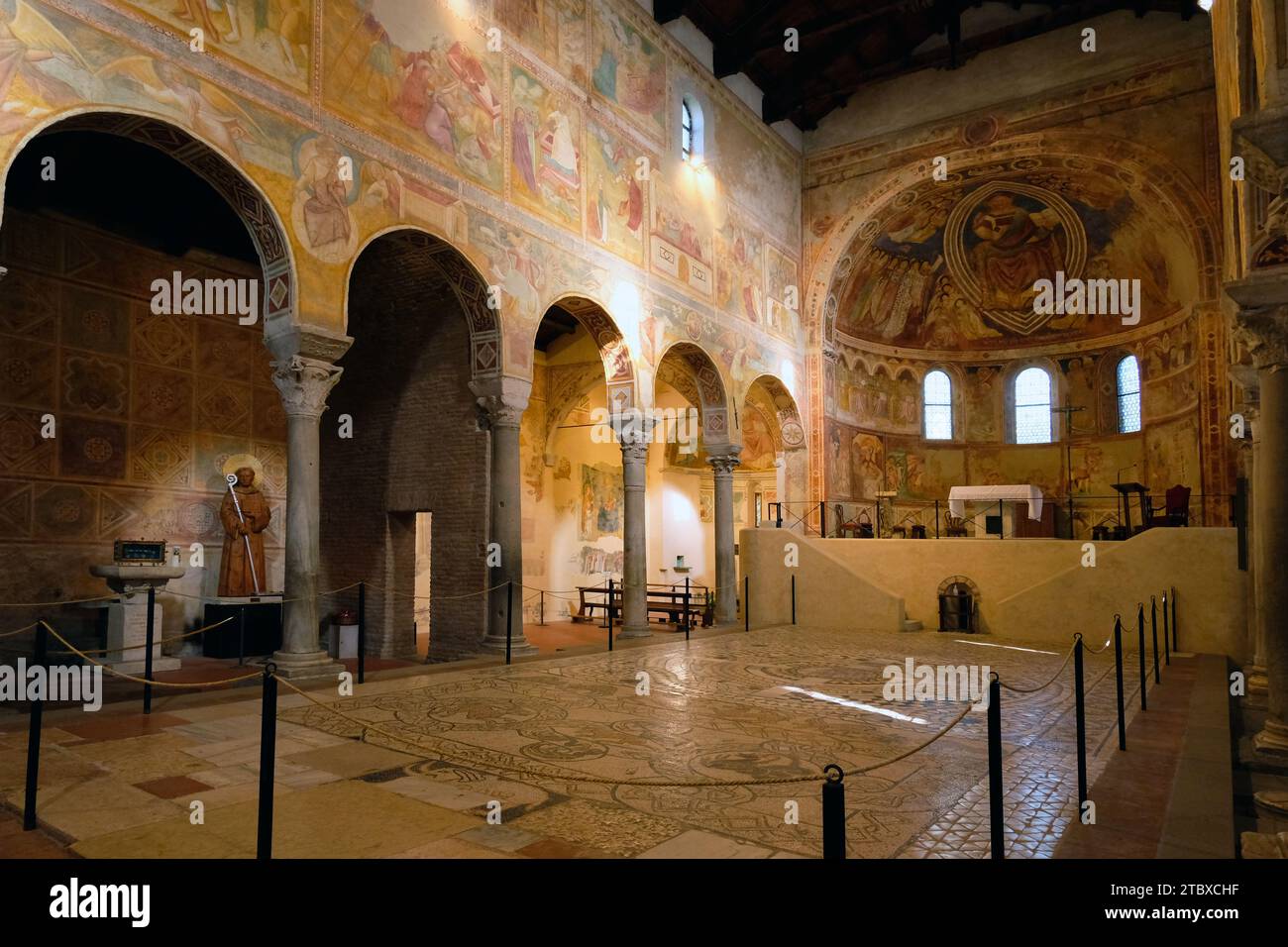 Pomposa, Italie - 3 novembre 2023. L'abbaye de Pomposa a été fondée au 6e siècle après J.-C. est l'abbaye bénédictine la plus importante dans le nord de l'Italie Banque D'Images