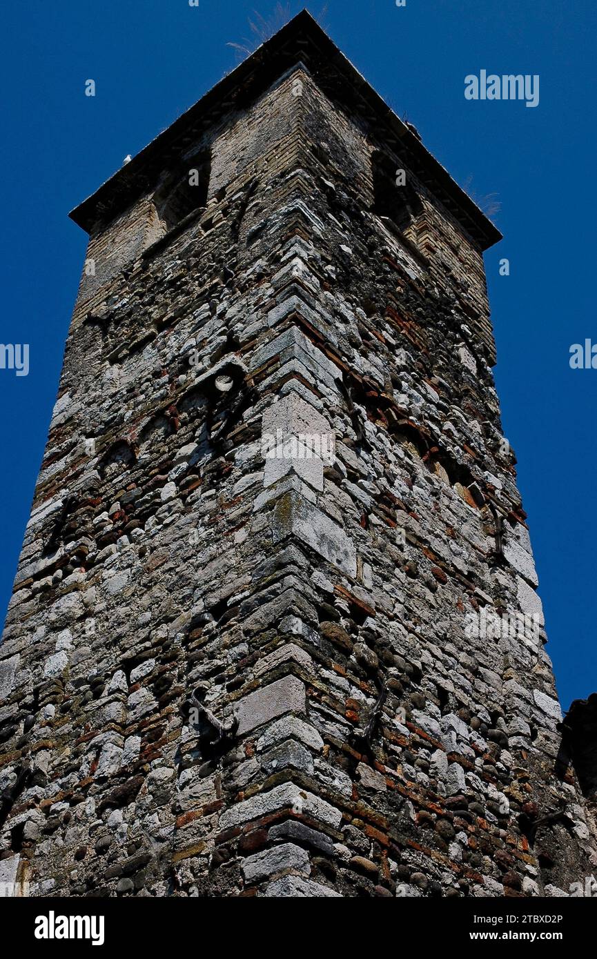 campanile romane Lombard de la Chiesa di San Pietro in Mavino à Sirmione, Lombardie, Italie. L'église a été construite dans les années 700 après JC et le campanile, de gravats de pierre et de briques romaines récupérées, ajouté vers 1070. Sirmione se trouve sur la péninsule de Sirmio, un promontoire de 3,5 km dans le lac de Garde à son extrémité sud Banque D'Images