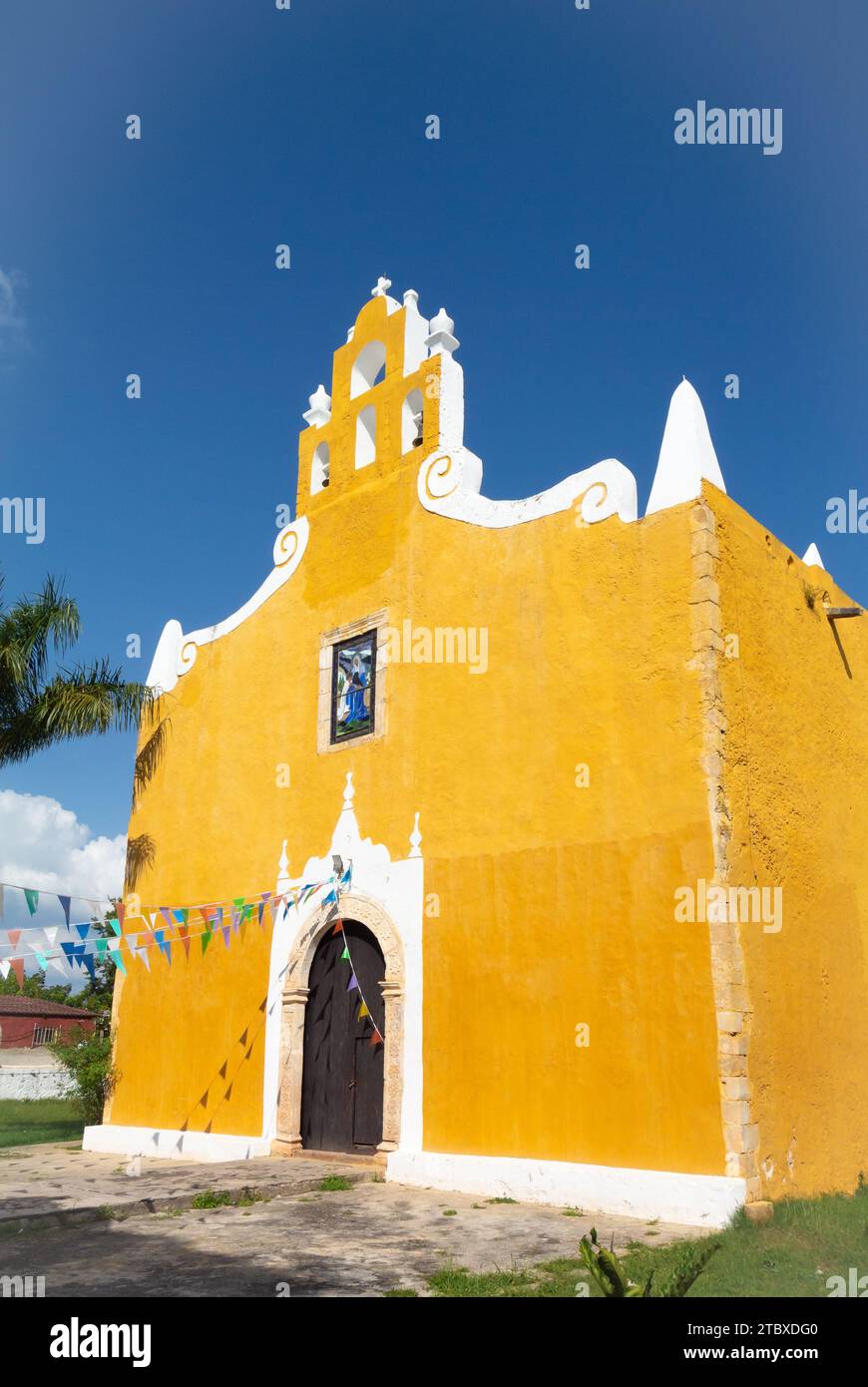 Valladolid, Yucatan, Mexique, Iglesia de Santa Ana (église de Santa Ana) avec architecture coloniale jaune, éditorial seulement. Banque D'Images