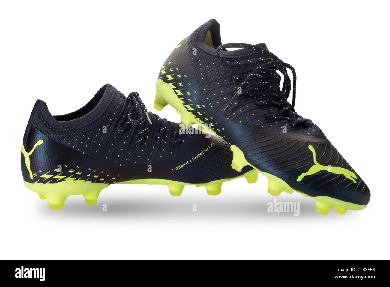 Italie - 23 juin 2023 : Chaussures de football PUMA future Z 2,4, chaussures de football noires avec logo couleur pistache Puma, isolé sur blanc avec chemin de détourage Banque D'Images