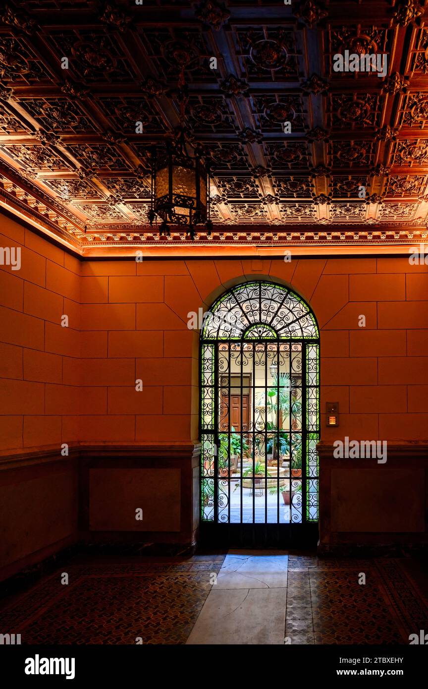 Vue intérieure d'une ancienne fenêtre avec vitrail Banque D'Images