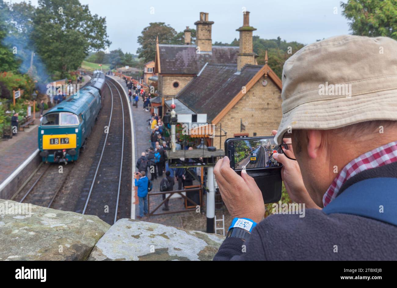Passionné de rail photographiant la locomotive « WESTERN » de classe 52 D1015 Western Champion à Arley, Severn Valley Railway lors du gala diesel de 2023 Banque D'Images