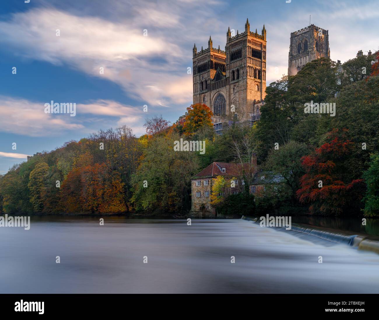 Vue classique de la cathédrale de Durham et du déversoir sur la rivière en automne en utilisant une vitesse d'obturation lente Banque D'Images