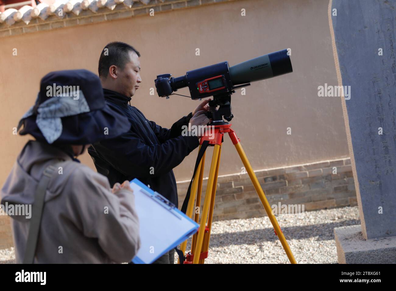 (231209) -- JIAYUGUAN, 9 déc. 2023 (Xinhua) -- Gao Shang (à droite), ingénieur du centre de surveillance du patrimoine culturel de l'institut de recherche culturel de la route de la soie de Jiayuguan (la Grande Muraille), surveille la section de Jiayuguan de la Grande Muraille dans la zone pittoresque du col de Jiayuguan, dans la province du Gansu du nord-ouest de la Chine, le 14 juillet 2023. Ces dernières années, les institutions de protection du patrimoine culturel ont accru leurs investissements dans la protection technologique de la Grande Muraille. Les institutions utilisent des équipements technologiques pour recueillir des données, analyser des mesures et détecter tout dommage possible. Ces méthodes Banque D'Images