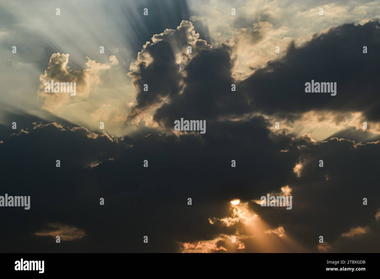 Soleil derrière les nuages Banque D'Images