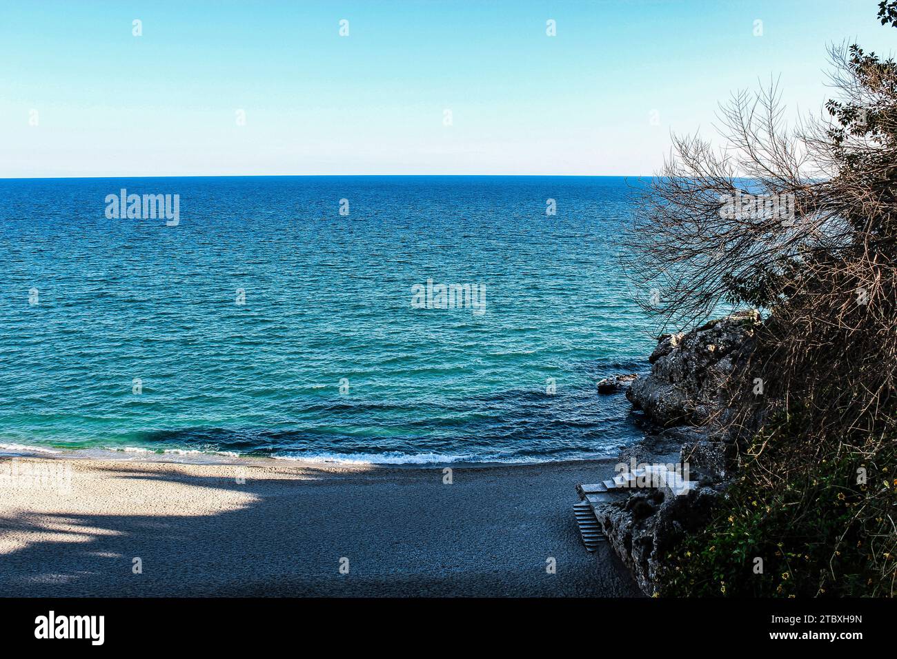 Plage de Papagayo sur la Balcón de Europa avec horizon en arrière-plan et escaliers pour descendre à droite Banque D'Images