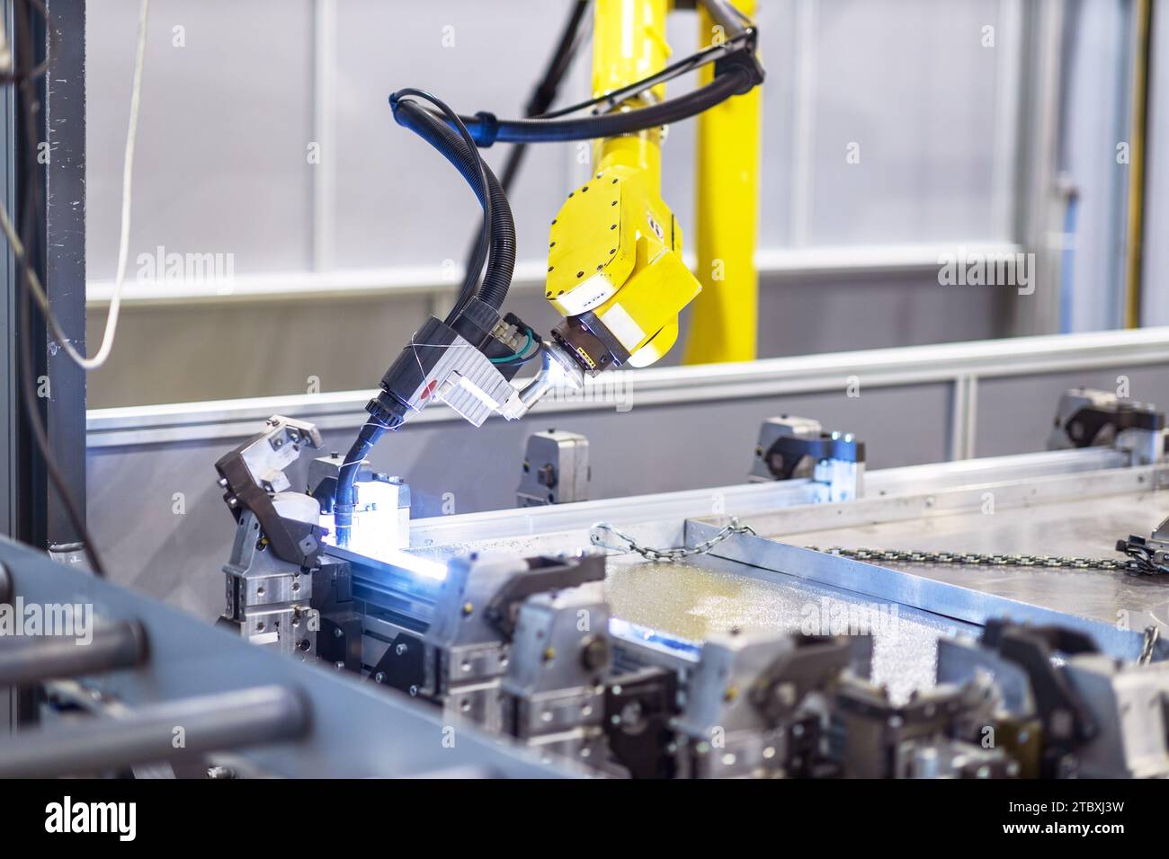 Robot industriel ou bras de soudage robotisé Banque D'Images