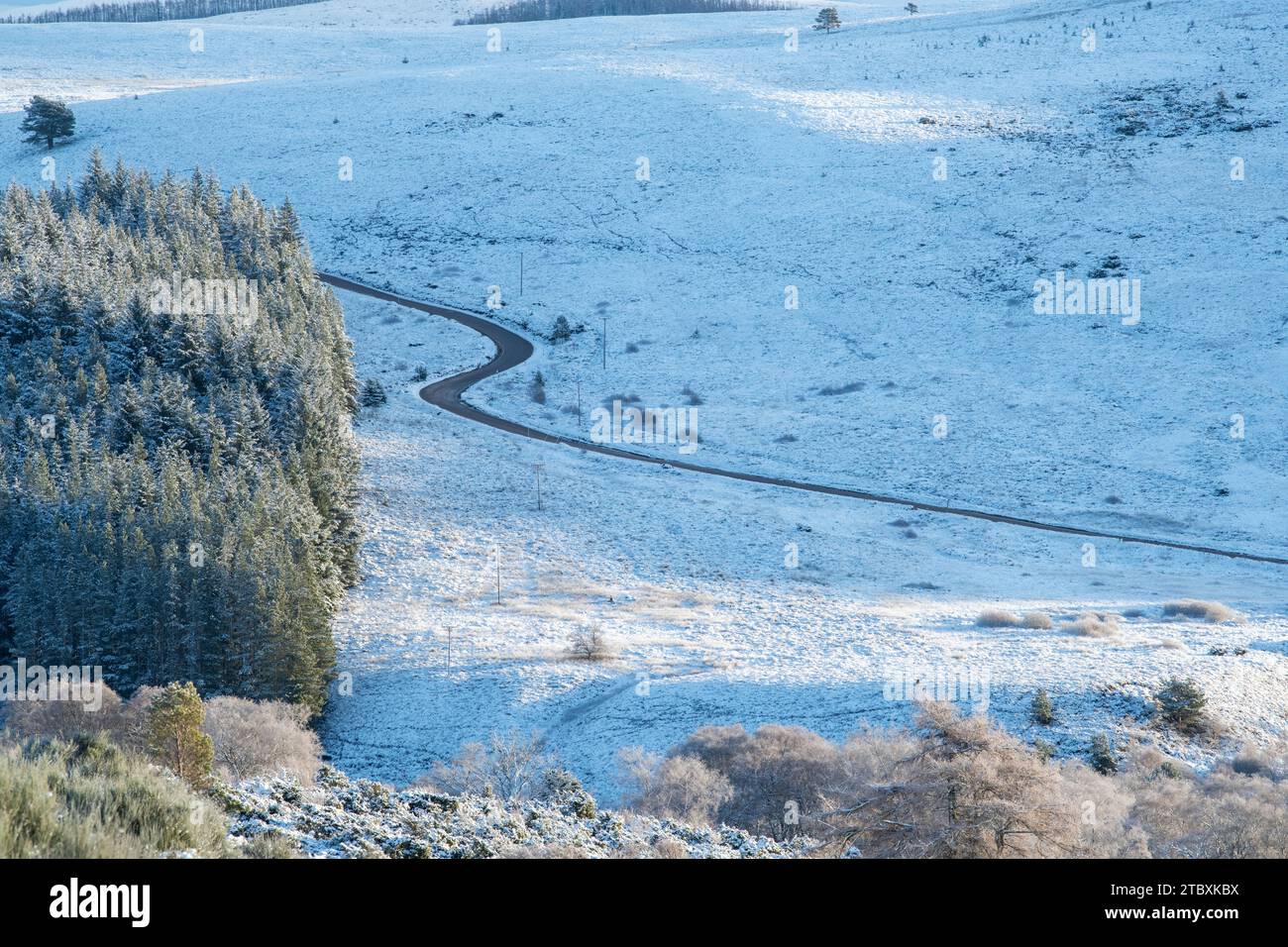 A939 ou la vieille route militaire dans la neige. Cairngorms, Highlands, Écosse Banque D'Images