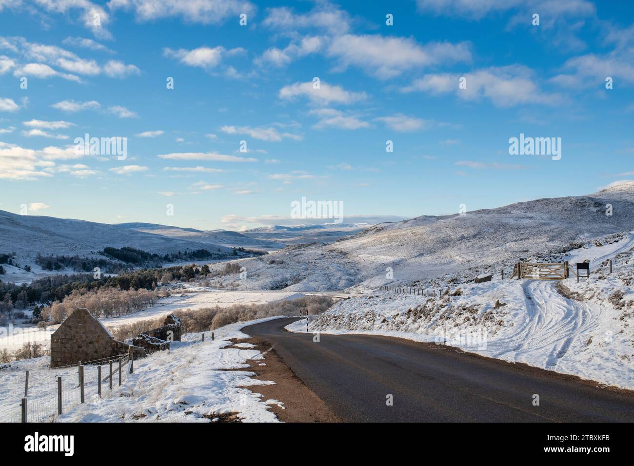 Ferme écossaise abandonnée dans la neige. Cairngorms, Highlands, Écosse Banque D'Images