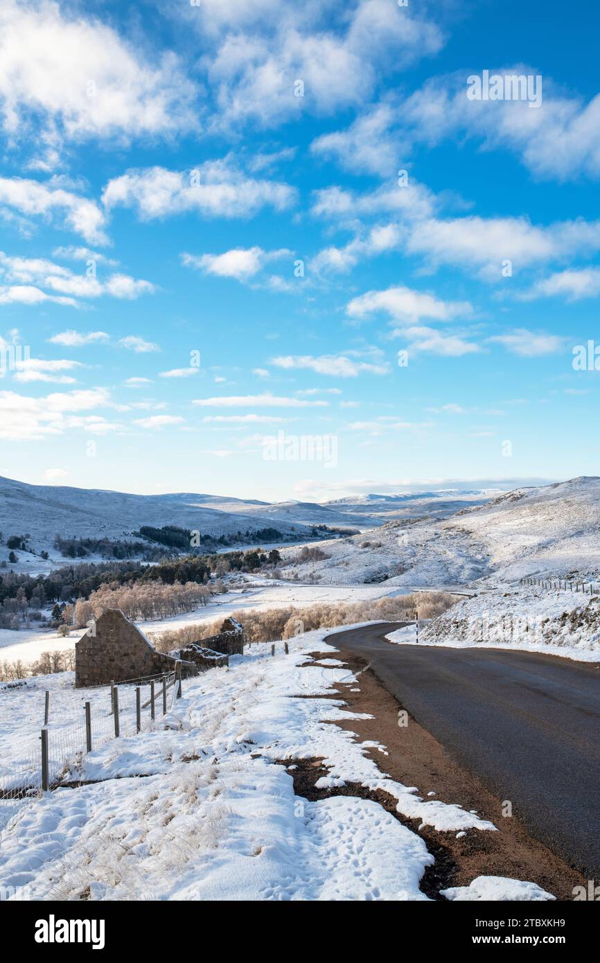 Ferme écossaise abandonnée dans la neige. Cairngorms, Highlands, Écosse Banque D'Images