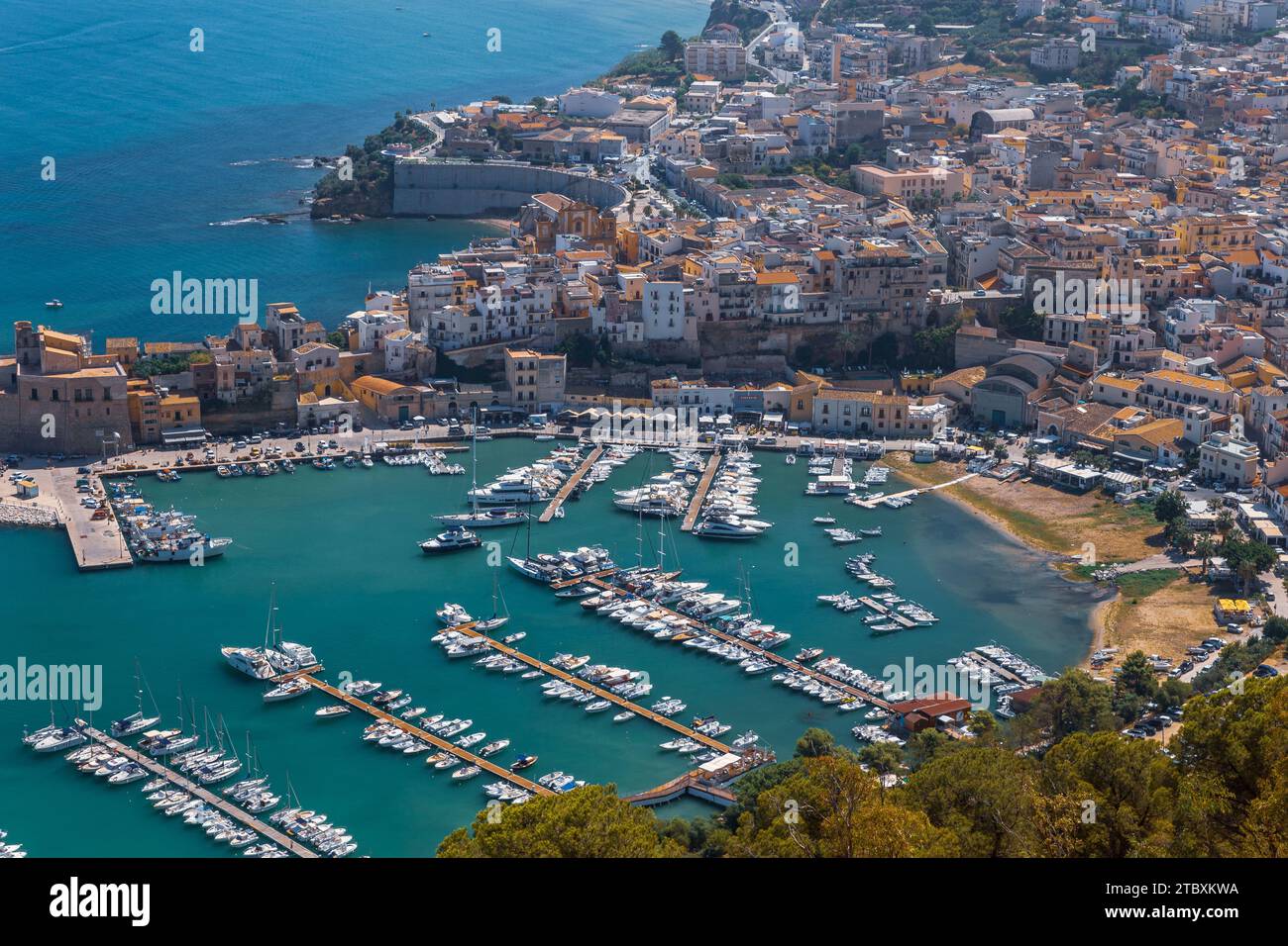 Paysage d'un splendide village de bord de mer sicilien avec son charmant petit port Banque D'Images