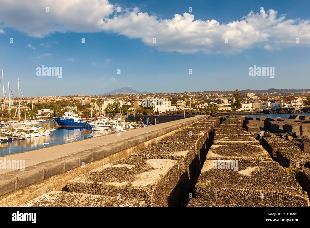Paysage de la splendide côte sicilienne, sur le fond du volcan ETNS Banque D'Images