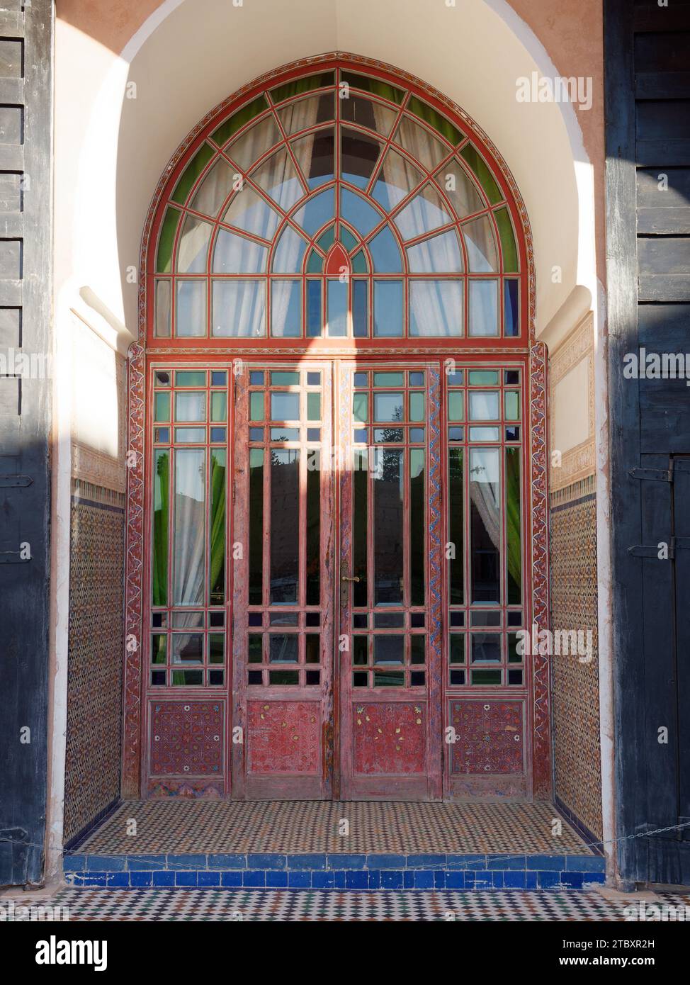 Porte historique élégante à l'intérieur du Palais Badi dans la ville de Marrakech aka Marrakech, Maroc, 09 décembre 2023 Banque D'Images