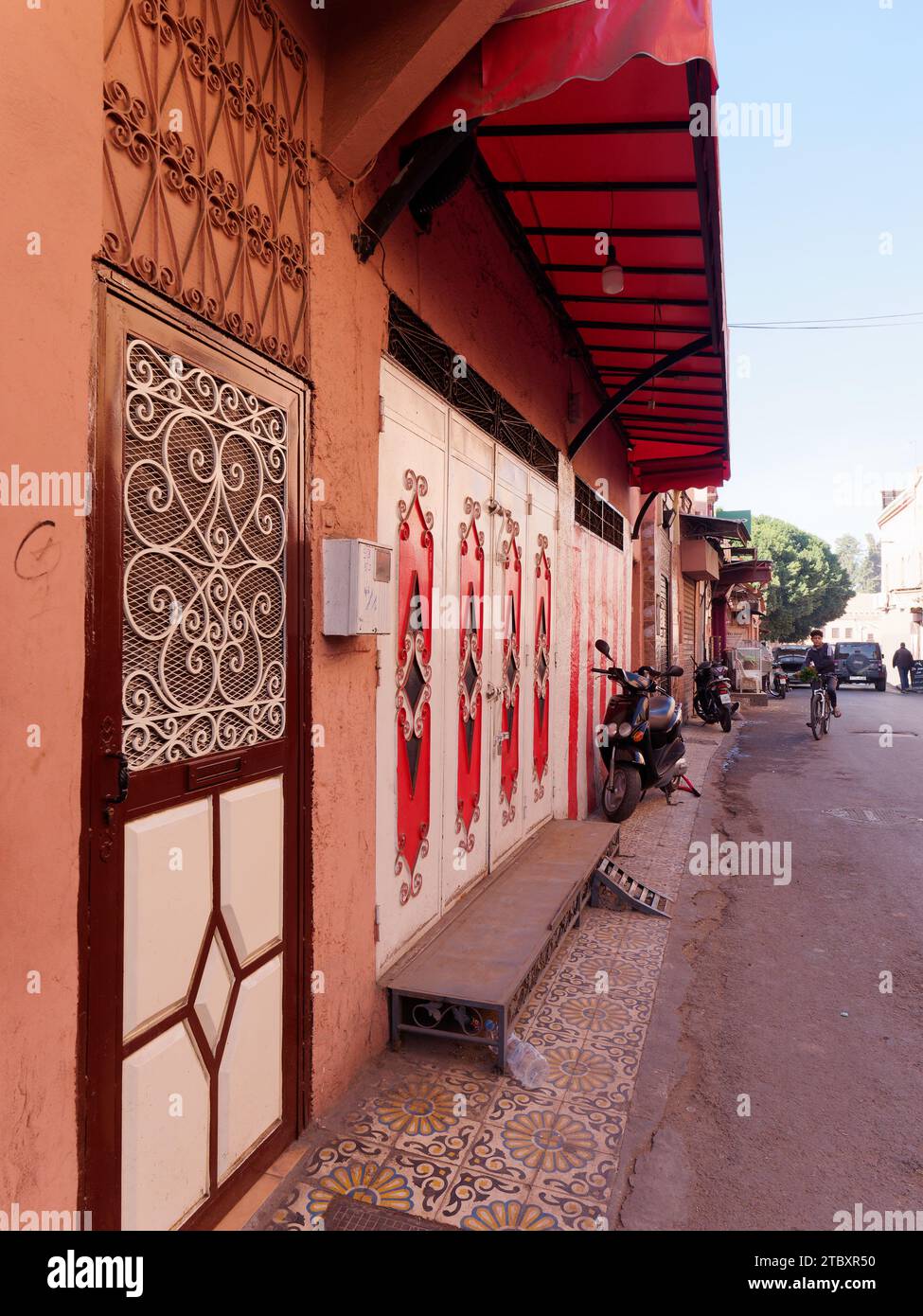 Portes élégantes et colorées dans la ville de Marrakech aka Marrakech, Maroc, 09 décembre 2023 Banque D'Images