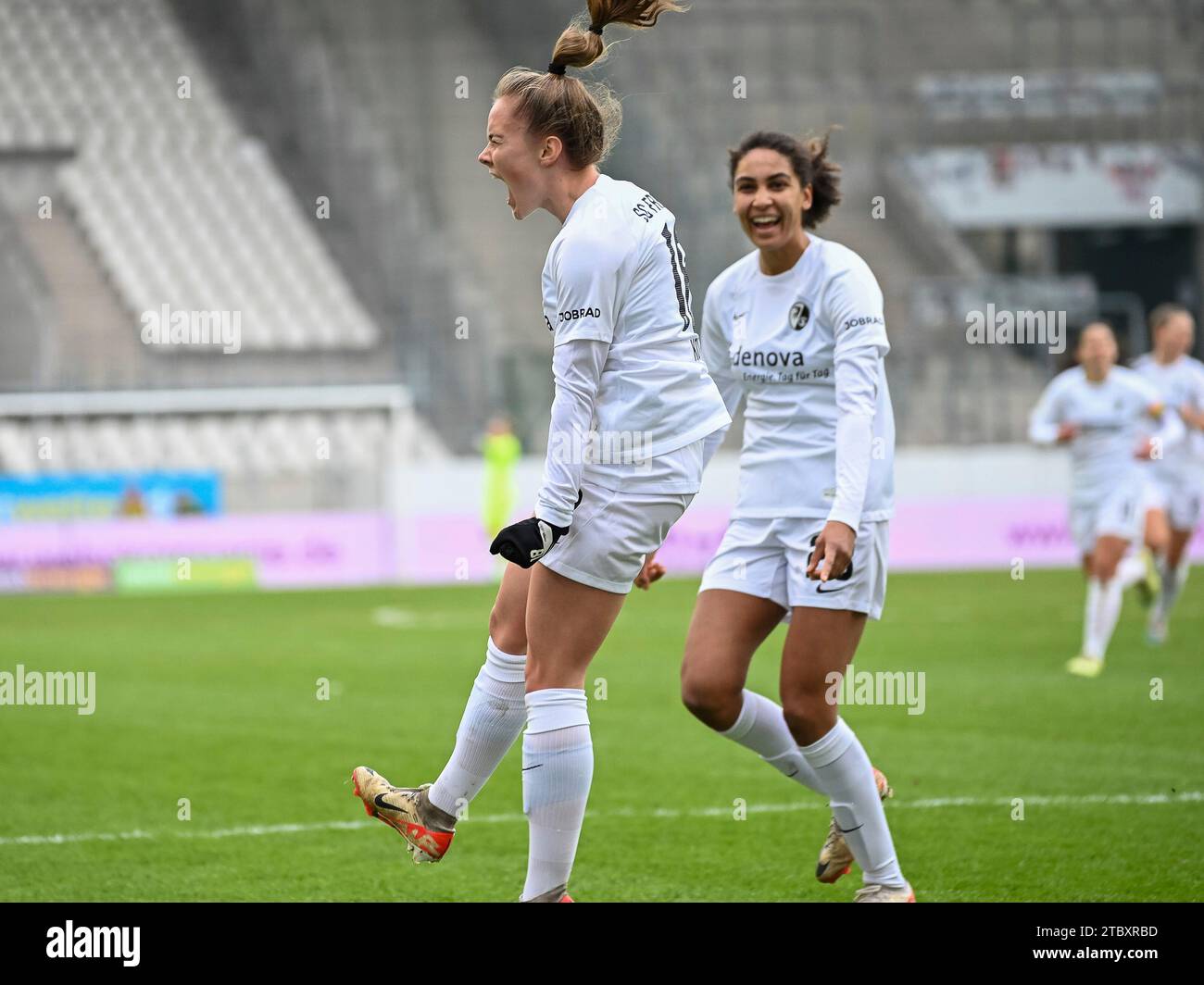 Lisa Kolb (SC Freiburg, #18) springt jubelnd in die Luft und Cora Zicai (SC Freiburg, #28) laeuft jubelnd, nach dem Tor zum 1:0, auf sie zu. SGS Essen vs. SC Freiburg, Fussball, Google Pixel Frauen-Bundesliga, 9. Spieltag, saison 2023/2024, 09.12.2023 les règlements DFB/DFL interdisent toute utilisation de photographies comme séquences d'images et/ou quasi-vidéo Foto : Eibner-Pressefoto/Thomas Haesler crédit : dpa Picture alliance/Alamy Live News Banque D'Images