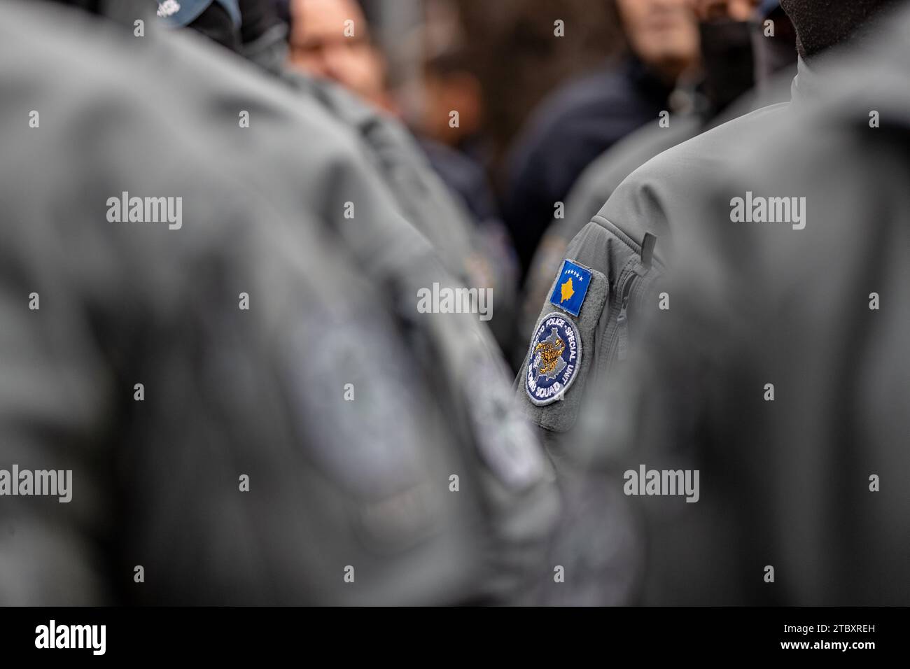 Une photo détaillée met en évidence les logos et uniformes des policiers d’élite kosovars lors de leur manifestation devant le bâtiment du gouvernement à Pristina, au Kosovo, le samedi 9 décembre 2023. Cette manifestation témoigne de leur insatisfaction à l'égard des modifications proposées par le gouvernement aux allocations, aux salaires et à la prime de risque pour l'année. (VX photo/Vudi Xhymshiti) Banque D'Images