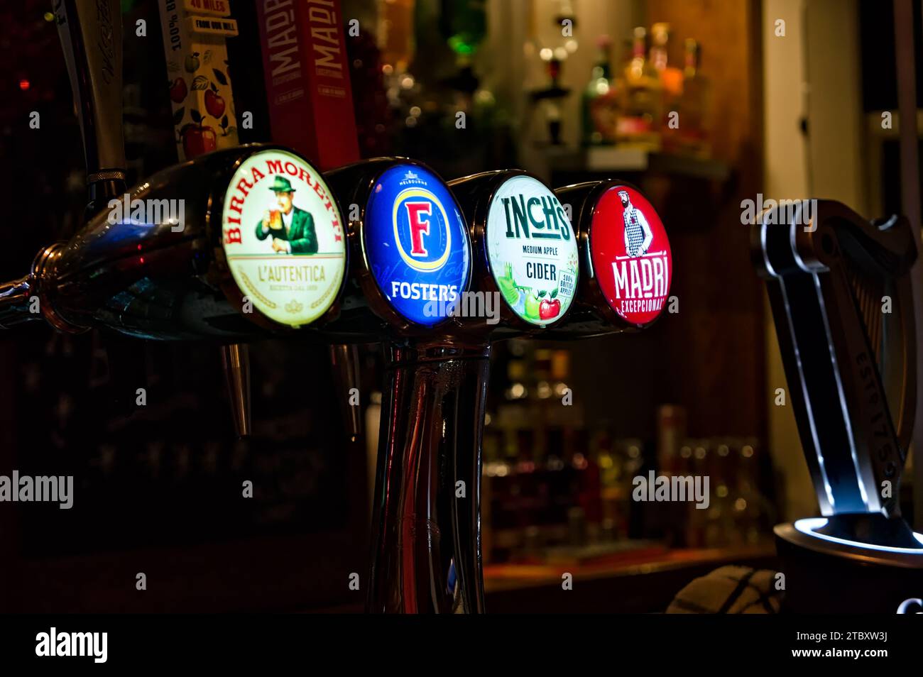 Différentes marques de bières pression affichées sur les pompes au bar Banque D'Images