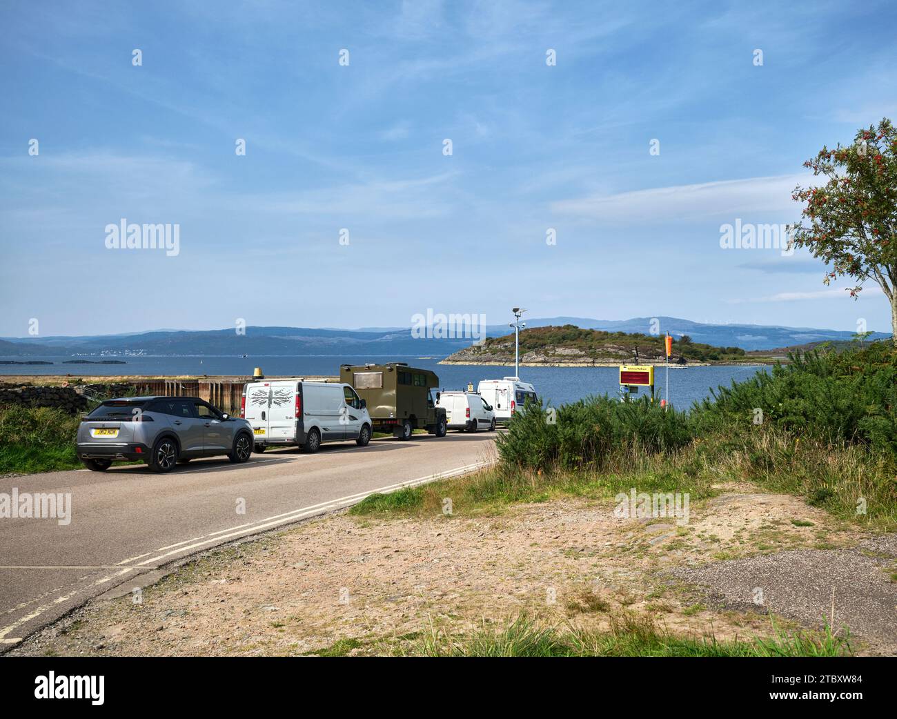 À Portavadie, les véhicules font la queue pour attendre que le ferry roulant traverse le Loch Fyne en direction de Tarbert. Argyll et Bute Banque D'Images