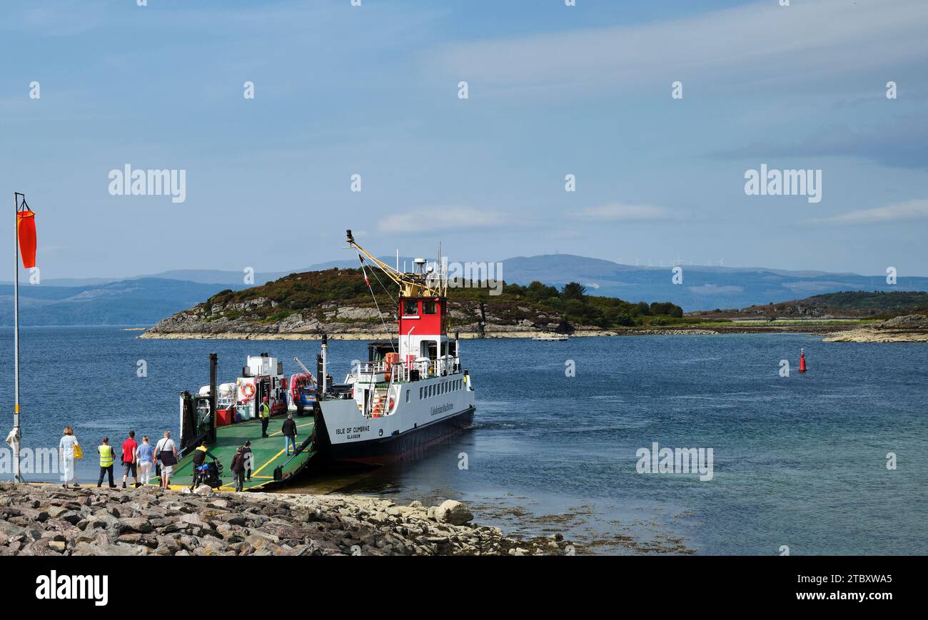 À Portavadie, les pédstries embarquent sur le roll-on, roll-off ferry de l'île de Cumbrae, pour traverser le Loch Fyne en direction de Tarbert. Banque D'Images