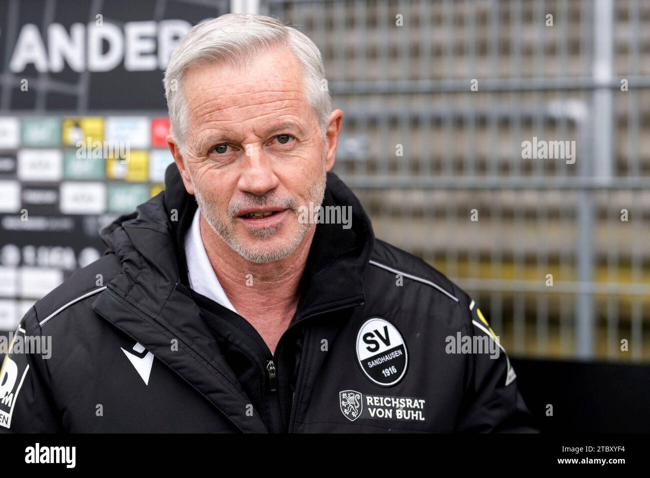 Sandhausen, Deutschland. 09 décembre 2023. Jens Keller (formateur, Cheftrainer, SVS), Einzelbild, Einzelfoto, Aktion, action, Porträt, Portrait, 09.12.2023, Sandhausen (Deutschland), Fussball, 3. LIGA, SV SANDHAUSEN - SV WALDHOF MANNHEIM, LES RÈGLEMENTS DFB/DFL INTERDISENT TOUTE UTILISATION DE PHOTOGRAPHIES COMME SÉQUENCES D'IMAGES ET/OU QUASI-VIDÉO. Crédit : dpa/Alamy Live News Banque D'Images