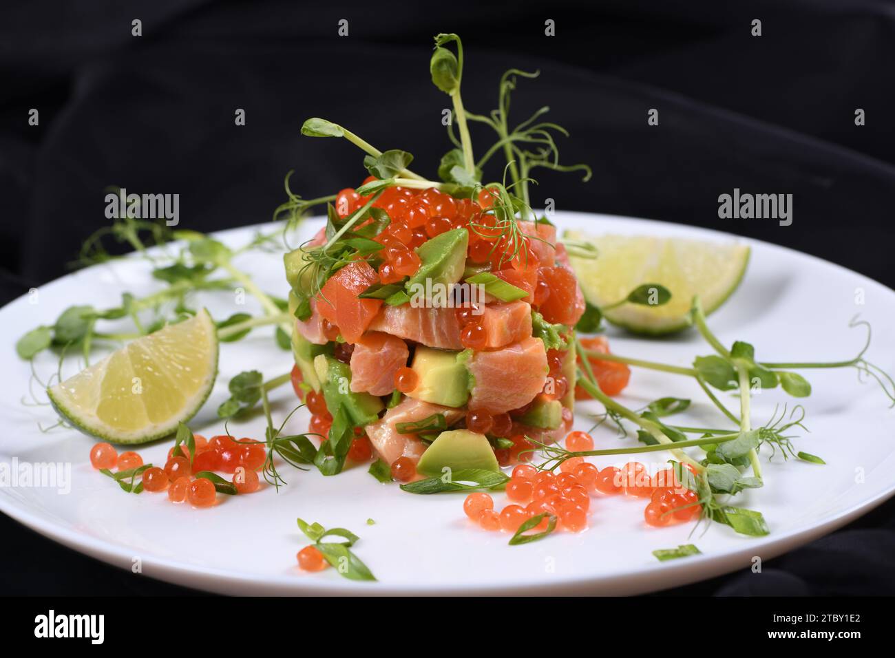 Tartare d'avocat au saumon, caviar rouge et germes de pois. Banque D'Images