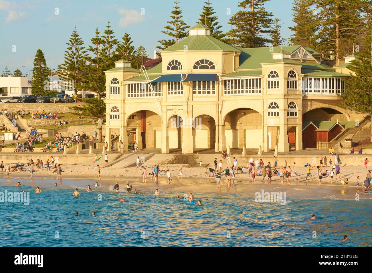 Beaucoup de gens nagent et apprécient Cottesloe Beach en face du bâtiment Indiana Teahouse par une chaude journée de fin de printemps, Perth, Australie occidentale. Banque D'Images