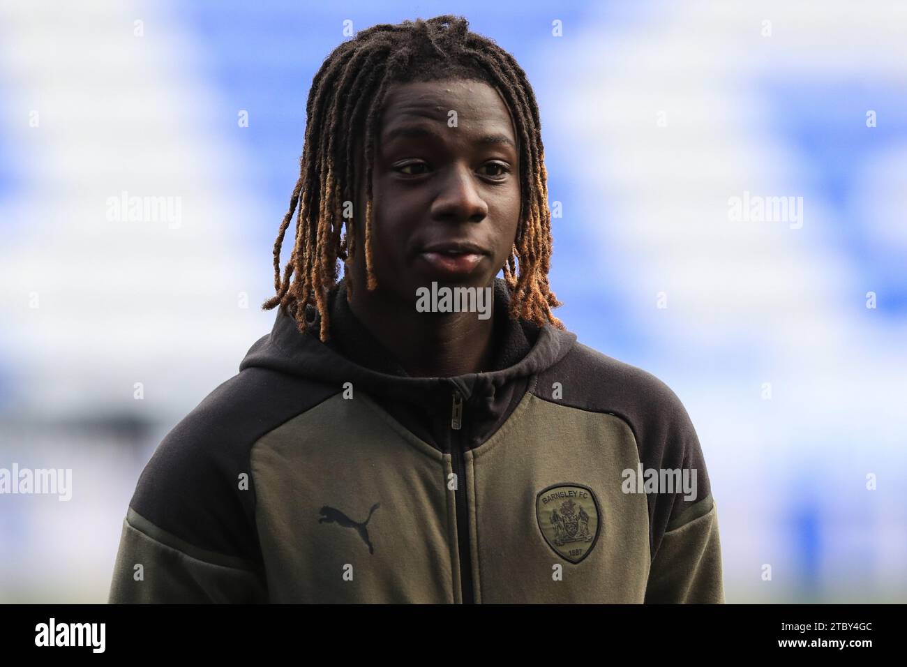 Fábio Jaló #12 de Barnsley arrive lors du match de Sky Bet League 1 Reading vs Barnsley au Select car Leasing Stadium, Reading, Royaume-Uni, le 9 décembre 2023 (photo de Alfie Cosgrove/News Images) Banque D'Images