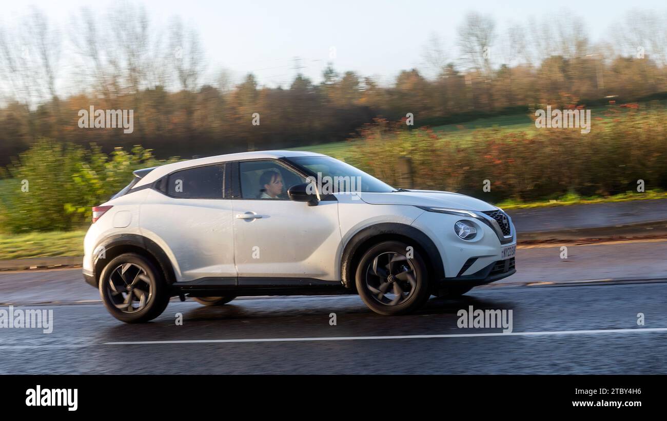 Milton Keynes,Bucks,UK - 8 décembre 2023 : 2023 blanc Nissan juke conduisant sur une route mouillée Banque D'Images