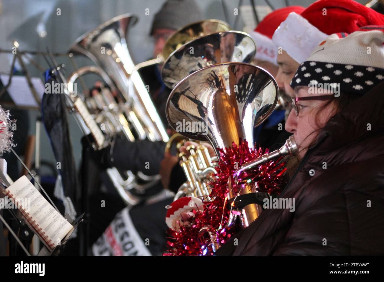 Edimbourg, Royaume-Uni, 9 décembre 2023 : Edinburgh Brass Band joue des chants de Noël pour les visiteurs de Saughton Park. Photo : DB Media Services / Alamy Live Banque D'Images