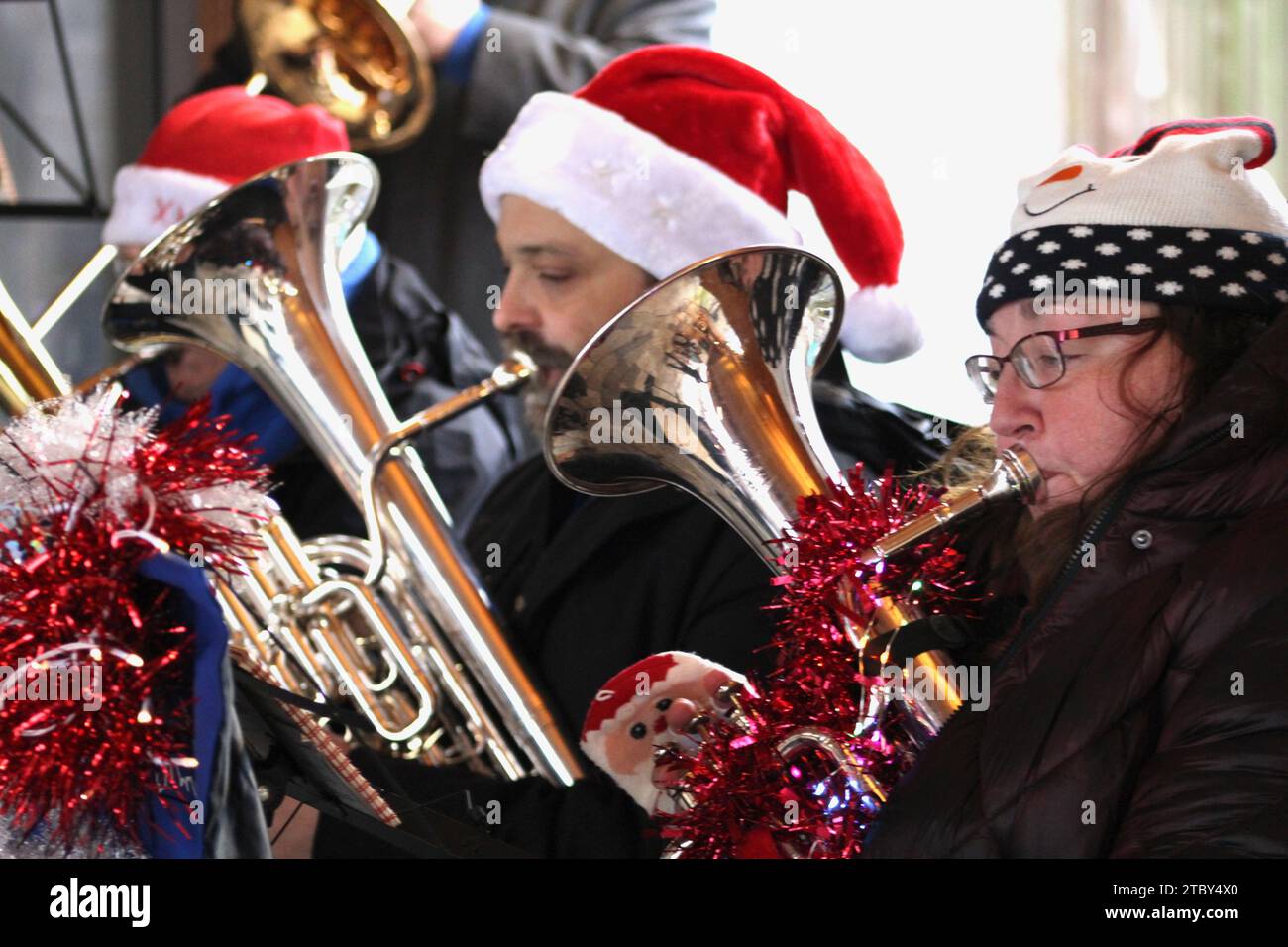 Edimbourg, Royaume-Uni, 9 décembre 2023 : Edinburgh Brass Band joue des chants de Noël pour les visiteurs de Saughton Park Banque D'Images