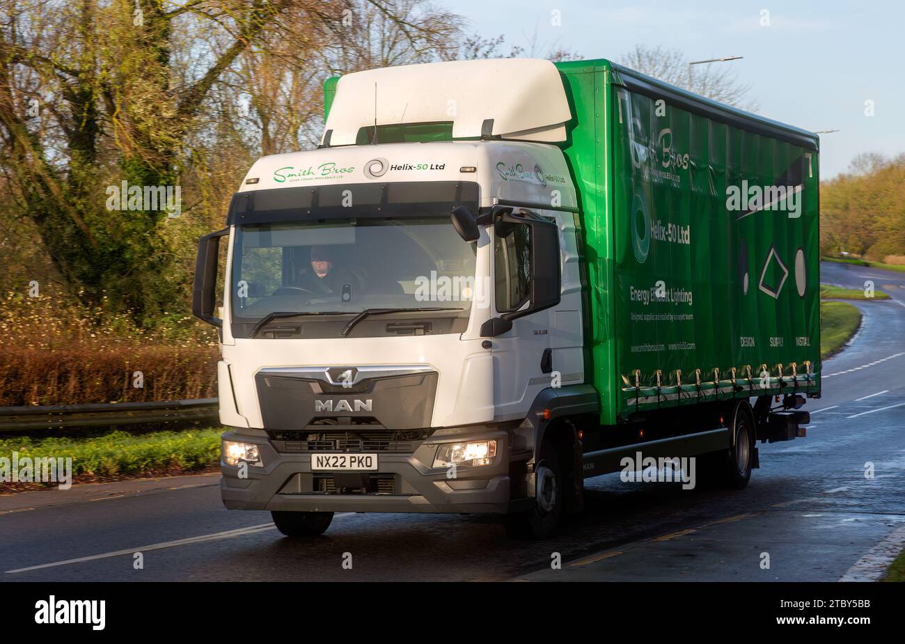 Milton Keynes,Bucks,Royaume-Uni - 12 décembre 2023 : camion de carrosserie rigide MAN diesel blanc 2 essieux 2022 Banque D'Images
