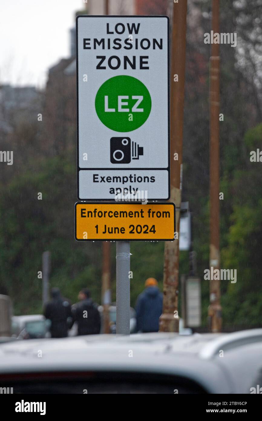 Regent Road, Édimbourg, Écosse, Royaume-Uni. 09 décembre 2023. Des panneaux indiquant la zone de faible émission proposée apparaissent du côté est du centre-ville, du chemin Regent menant à Waterloo place, ainsi que sur les rues latérales de la limite sud à l'ouest de St Leonards et Pleasance, y compris Lutton place et le pied de St Mary's Street. L'entrée en vigueur est prévue pour le 1 juin 2024. Crédit : Arch White/alamy Live News. Banque D'Images