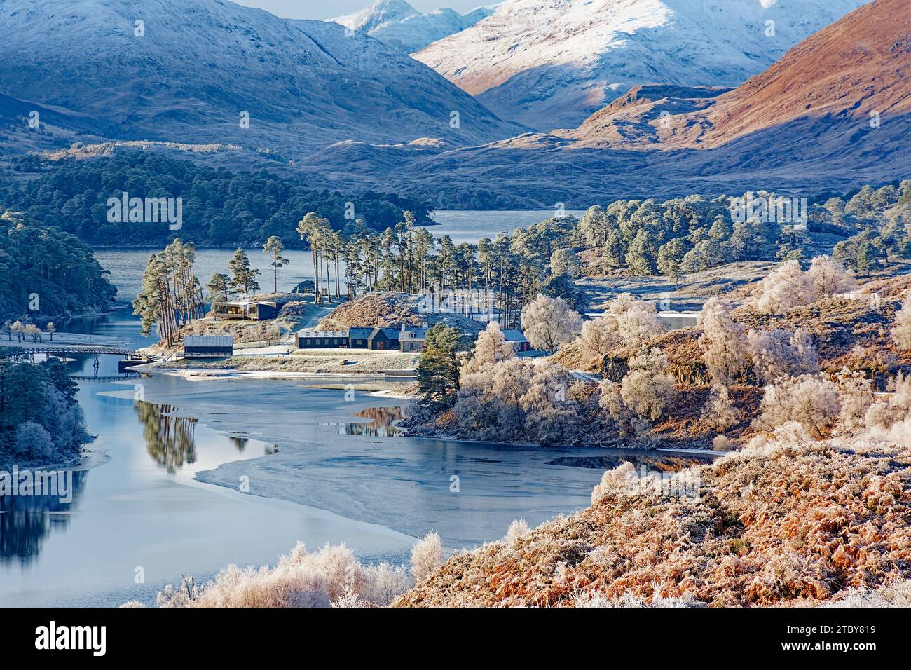 Glen Affric Cannich Écosse hiver matin soleil et gel sur les maisons Affric Estate et les collines enneigées Banque D'Images