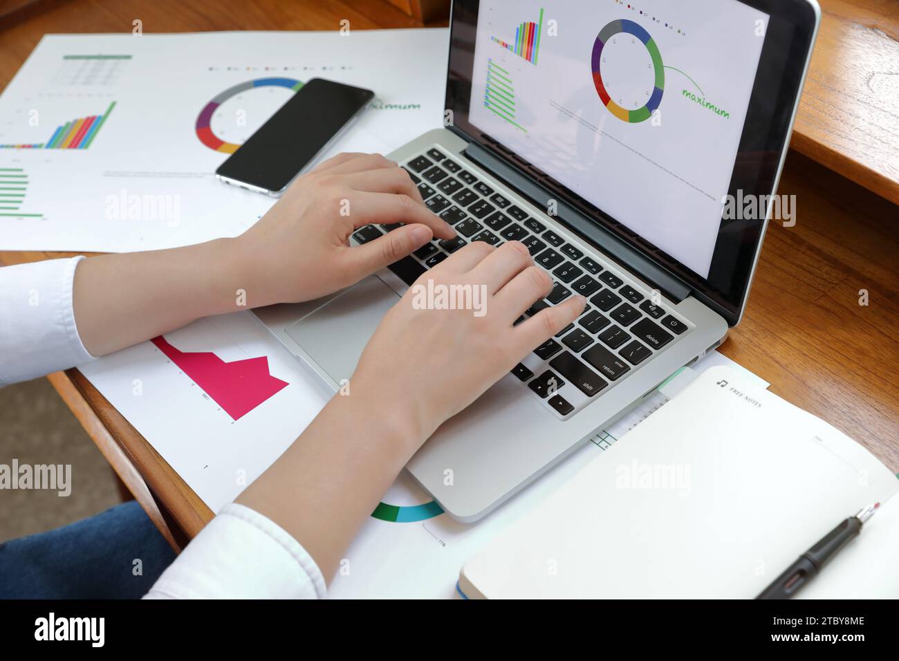 Une femme utilisant l'ordinateur préparer le diagramme graphique financier Banque D'Images