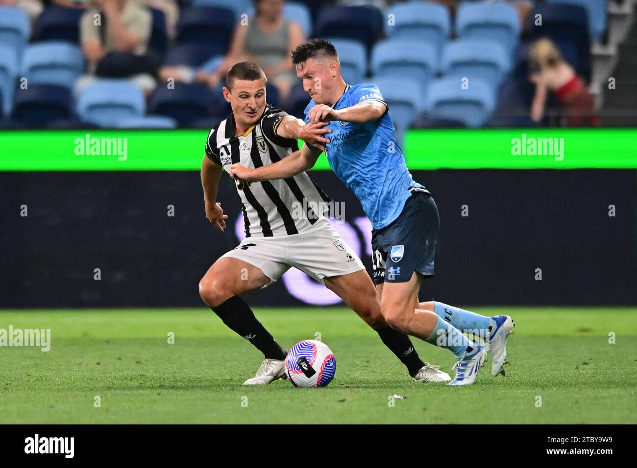 Moore Park, Australie. 09 décembre 2023. Oliver Jones (à gauche) du Macarthur FC et Joseph Lolley (à droite) du Sydney FC sont vus en action lors du 2023/24 match de la saison 7 entre le Sydney FC et le Macarthur FC qui s'est tenu à l'Allianz Stadium. Score final Macarthur FC 2:0 Sydney FC. Crédit : SOPA Images Limited/Alamy Live News Banque D'Images