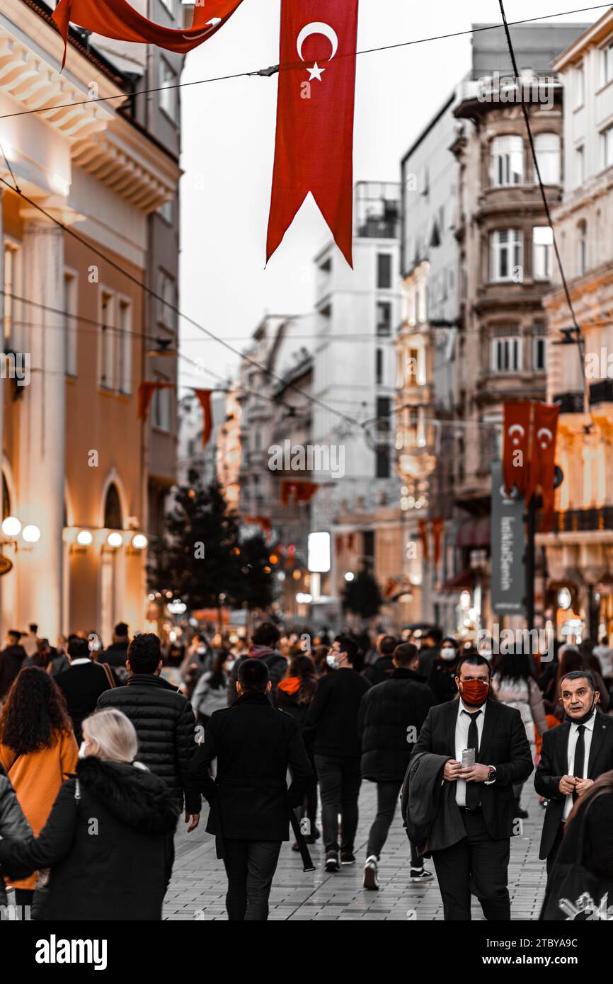 Istanbul, Turquie - 22 octobre 2021 : les gens marchent dans la rue Istiklal, l'une des destinations touristiques les plus célèbres d'Istanbul. Banque D'Images