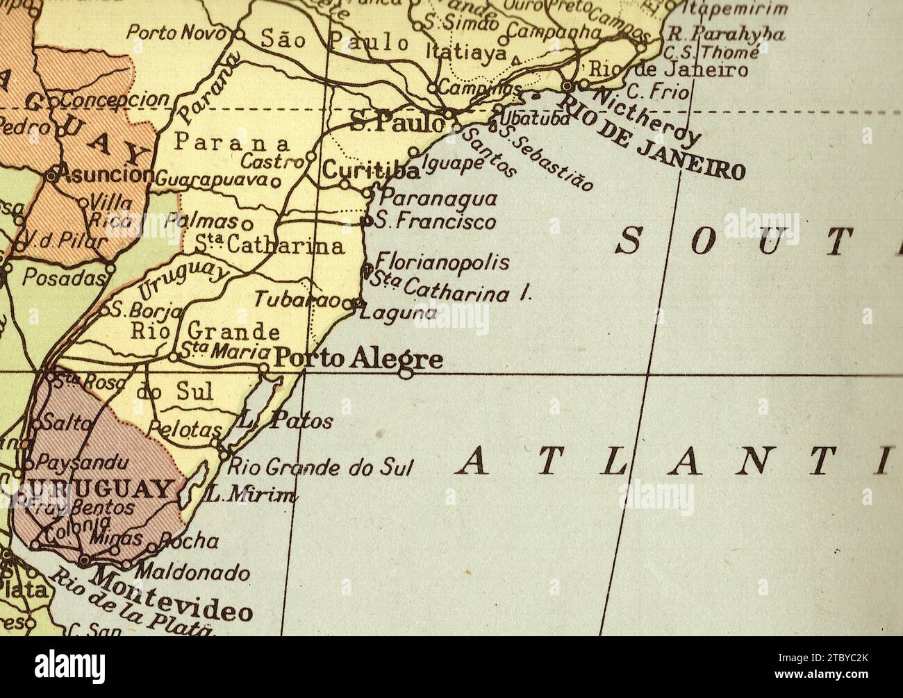 Une carte politique vintage/antique en sépia montrant le Brésil et l'Uruguay. Banque D'Images