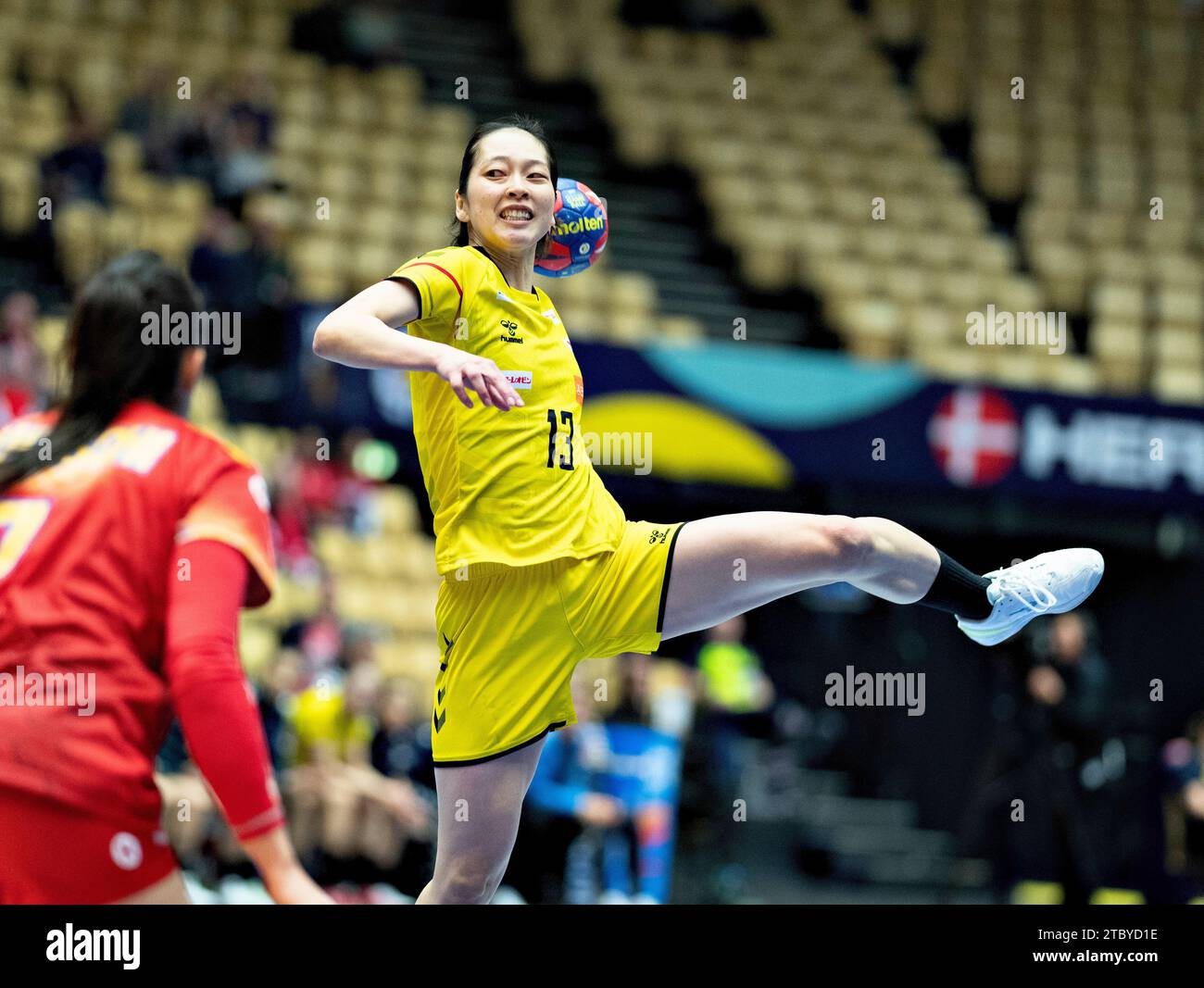 Herning, Danemark. 9 décembre 2023, Kaho Nakayama du Japon (13) en action lors du match du Championnat du monde de Handball féminin de l'IHF entre la Roumanie et le Japon dans le tour principal Groupe 3 à Jyske Bank Boxen à Herning Danemark, samedi 9 décembre 2023. Crédit : Ritzau/Alamy Live News Banque D'Images