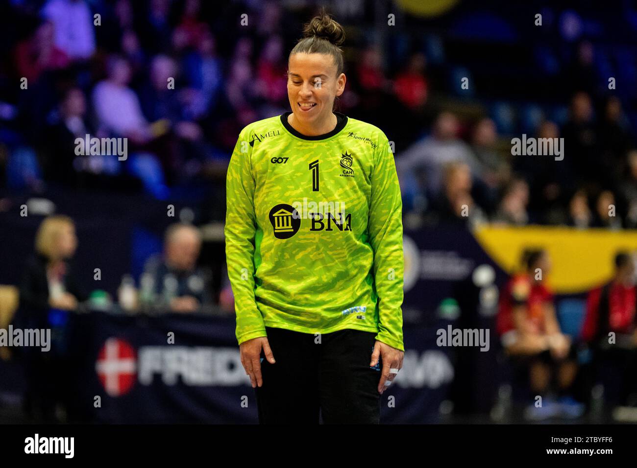 Frederikshavn, Danemark. 06 décembre 2023. Marisol Carratu (1) d’Argentine vue lors du match du Championnat du monde féminin de handball 2023 de l’IHF entre l’Espagne et l’Argentine à l’Arena Nord à Frederikshavn. (Crédit photo : Gonzales photo - Balazs Popal). Banque D'Images