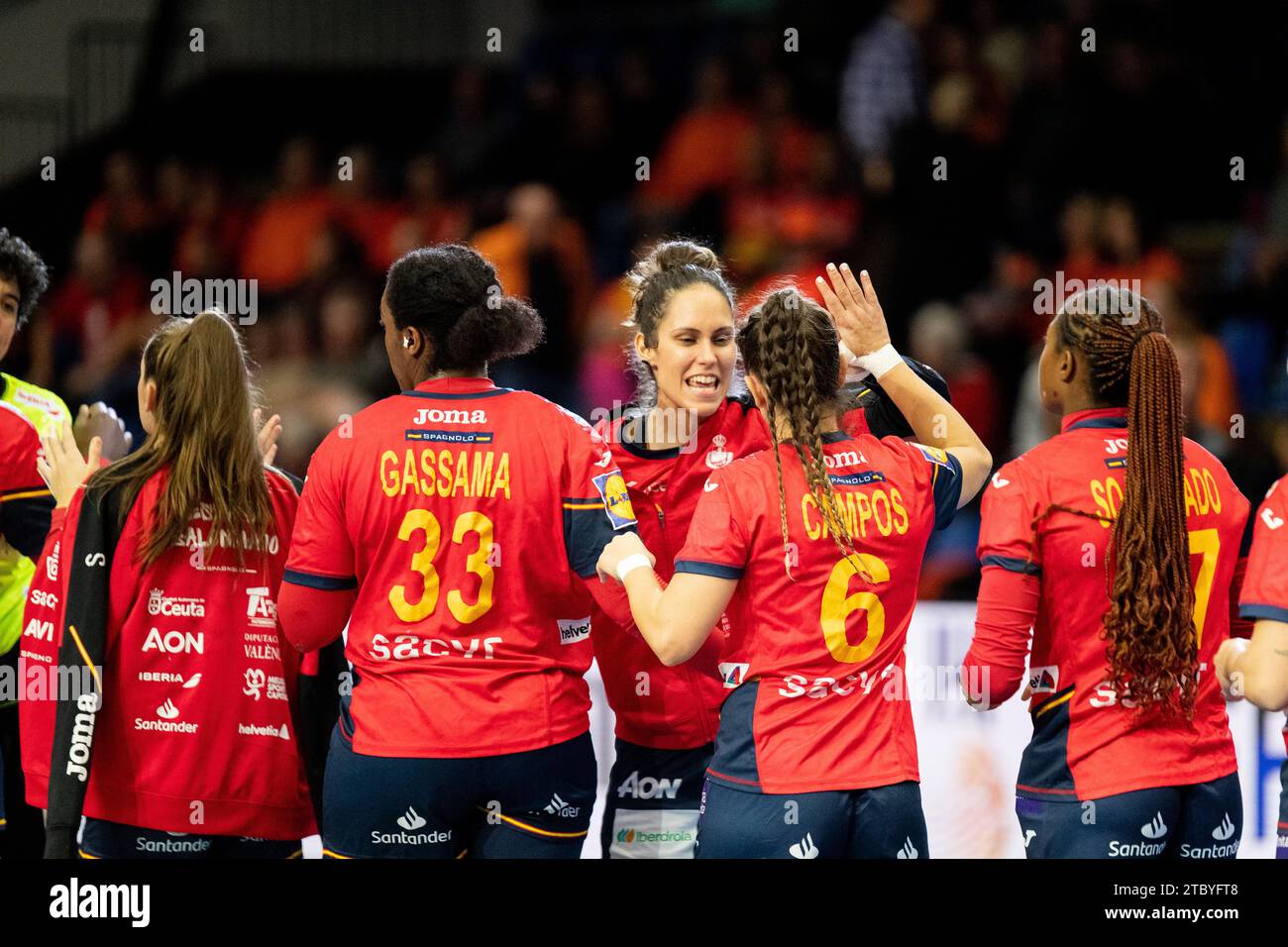 Frederikshavn, Danemark. 06 décembre 2023. Les joueuses espagnoles célèbrent la victoire après le match du Championnat du monde féminin de handball 2023 de l’IHF entre l’Espagne et l’Argentine à l’Arena Nord à Frederikshavn. (Crédit photo : Gonzales photo - Balazs Popal). Banque D'Images