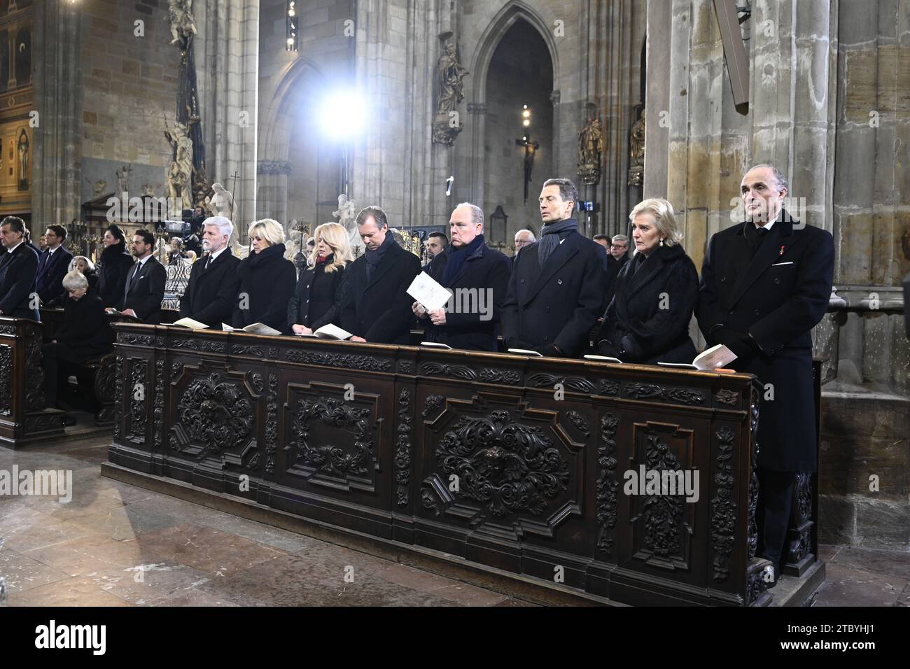 Cérémonie funéraire avec les honneurs d'État de l'ancien ministre des Affaires étrangères, député, sénateur et chef du Bureau présidentiel Karel Schwarzenberg, décédé le 12 novembre à l'âge de 85 ans. La messe sera célébrée par l'archevêque Jan Graubner de Prague et le prêtre Tomas Halik prêché. Les personnes en deuil assistent à la messe dans la cathédrale des Saints Vitus, Venceslas et Adalbert au château de Prague, République tchèque, le 9 décembre 2023.de gauche à droite le président tchèque Petr Pavel, son épouse Eva Pavlova, la présidente slovaque Zuzana Caputova, Henri, grand-duc de Luxembourg, Albert II Prince de Monaco, Alois, Prince héréditaire et Régent de Liechtenstei Banque D'Images