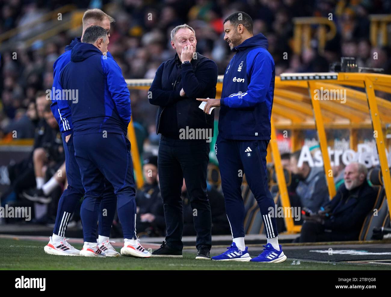 Steve Cooper, entraîneur de Nottingham Forest, aux côtés des entraîneurs Steven Reid, Alan Tate et Andy Reid lors du match de Premier League au Molineux Stadium, Wolverhampton. Date de la photo : Samedi 9 décembre 2023. Banque D'Images