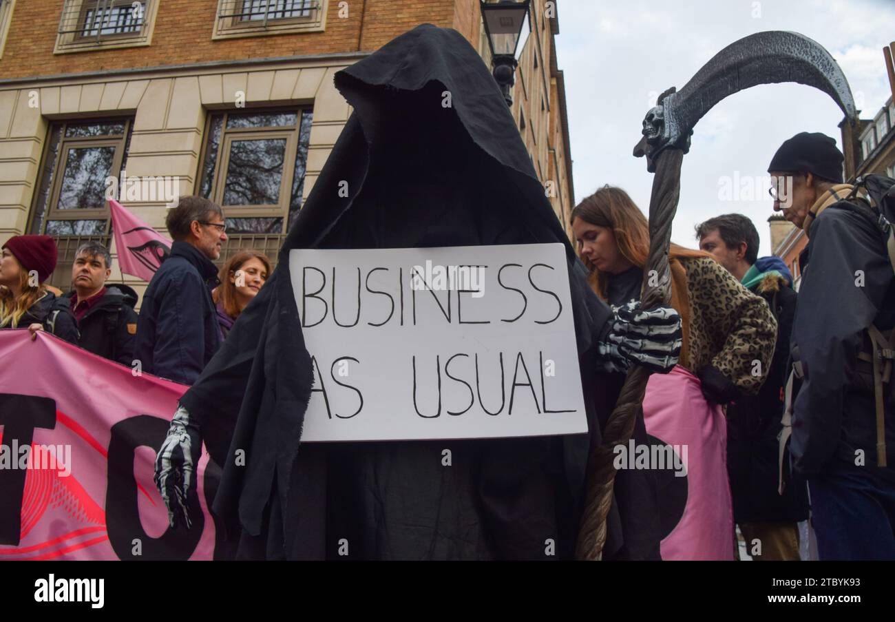 Londres, Royaume-Uni. 9 décembre 2023. Des militants pour le climat se sont rassemblés devant le siège de BP dans le centre de Londres pour protester contre la reprise de la COP28 par les compagnies pétrolières et appeler à la justice climatique. Crédit : Vuk Valcic/Alamy Live News Banque D'Images