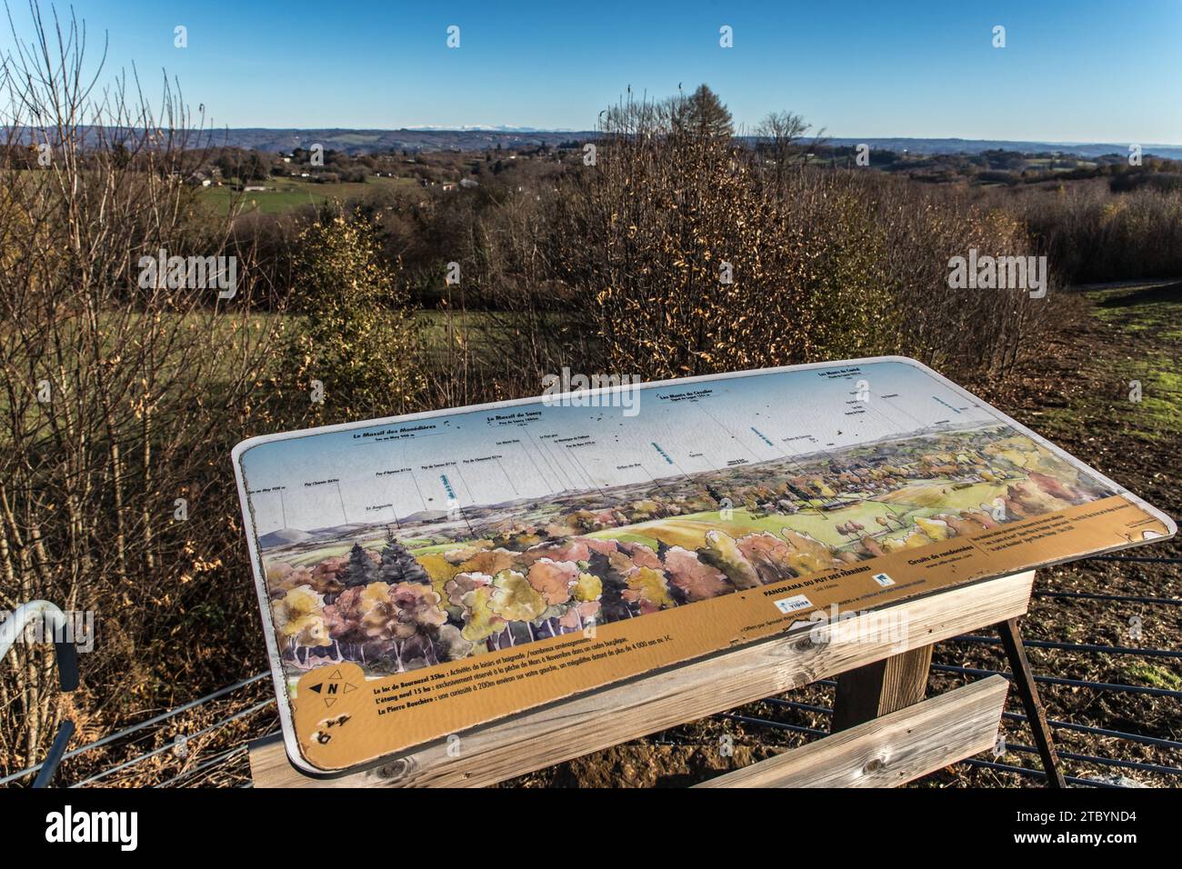 Panorama du Puy des Ferrières sur les monts d'Auvergne Banque D'Images