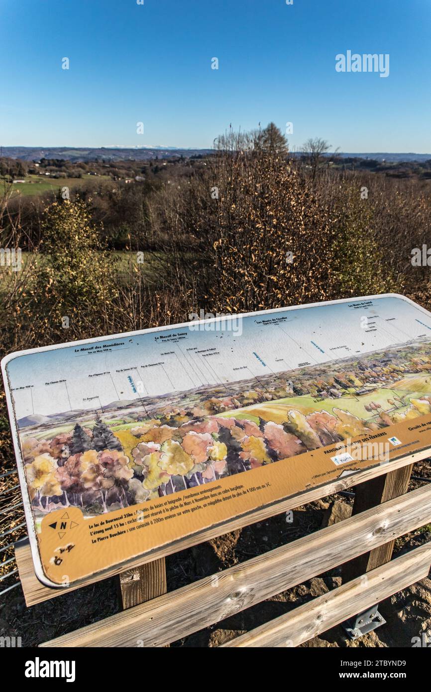 Panorama du Puy des Ferrières sur les monts d'Auvergne Banque D'Images