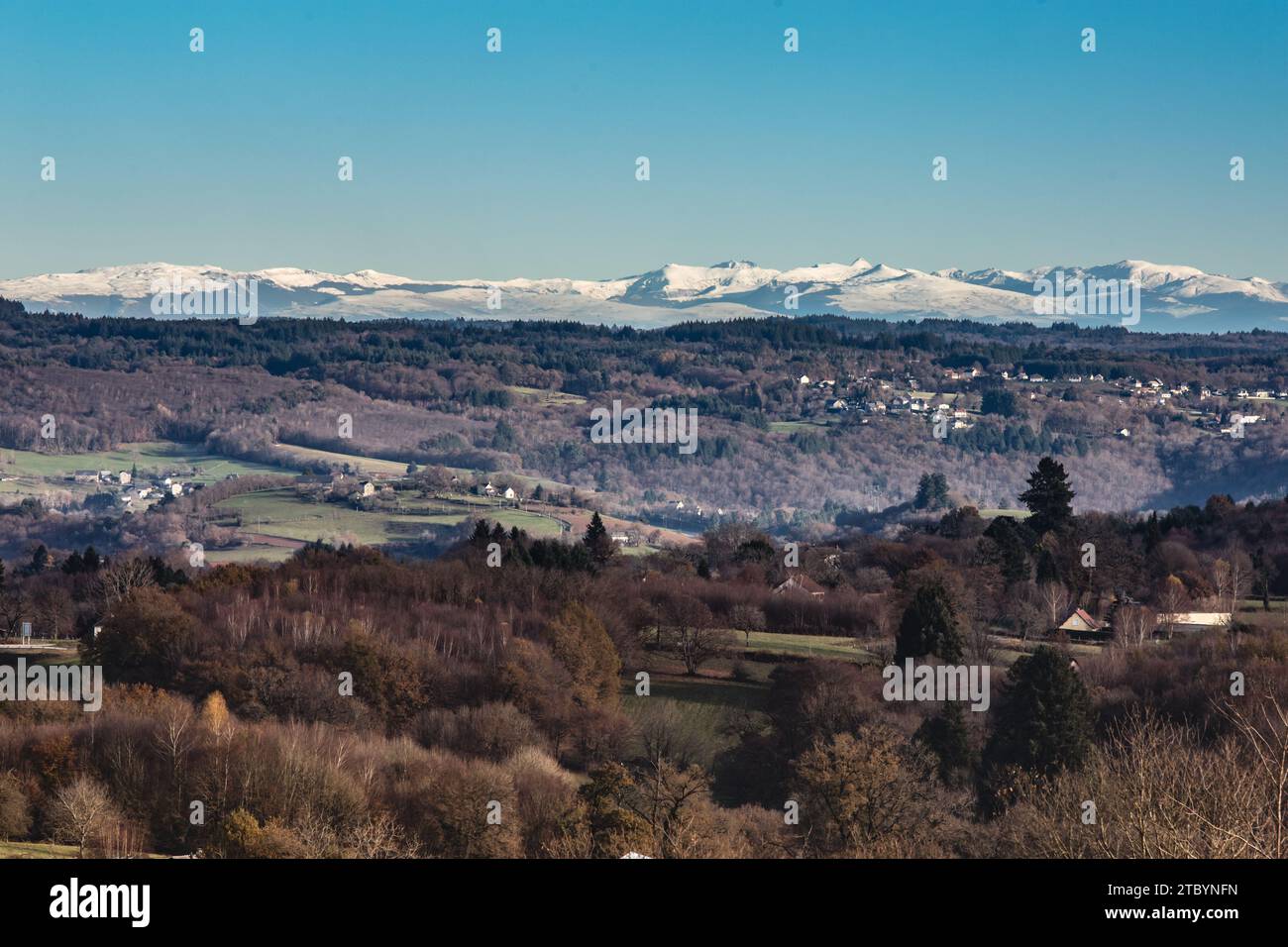 Panorama du Puy des Ferrières sur les monts d'Auvergne Banque D'Images