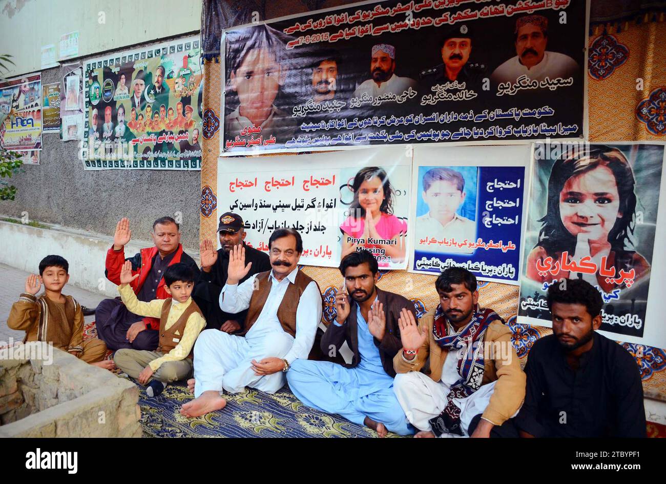 Des proches de personnes disparues organisent une manifestation de protestation pour récupérer leurs proches, au club de presse de Hyderabad le samedi 9 décembre 2023. Banque D'Images