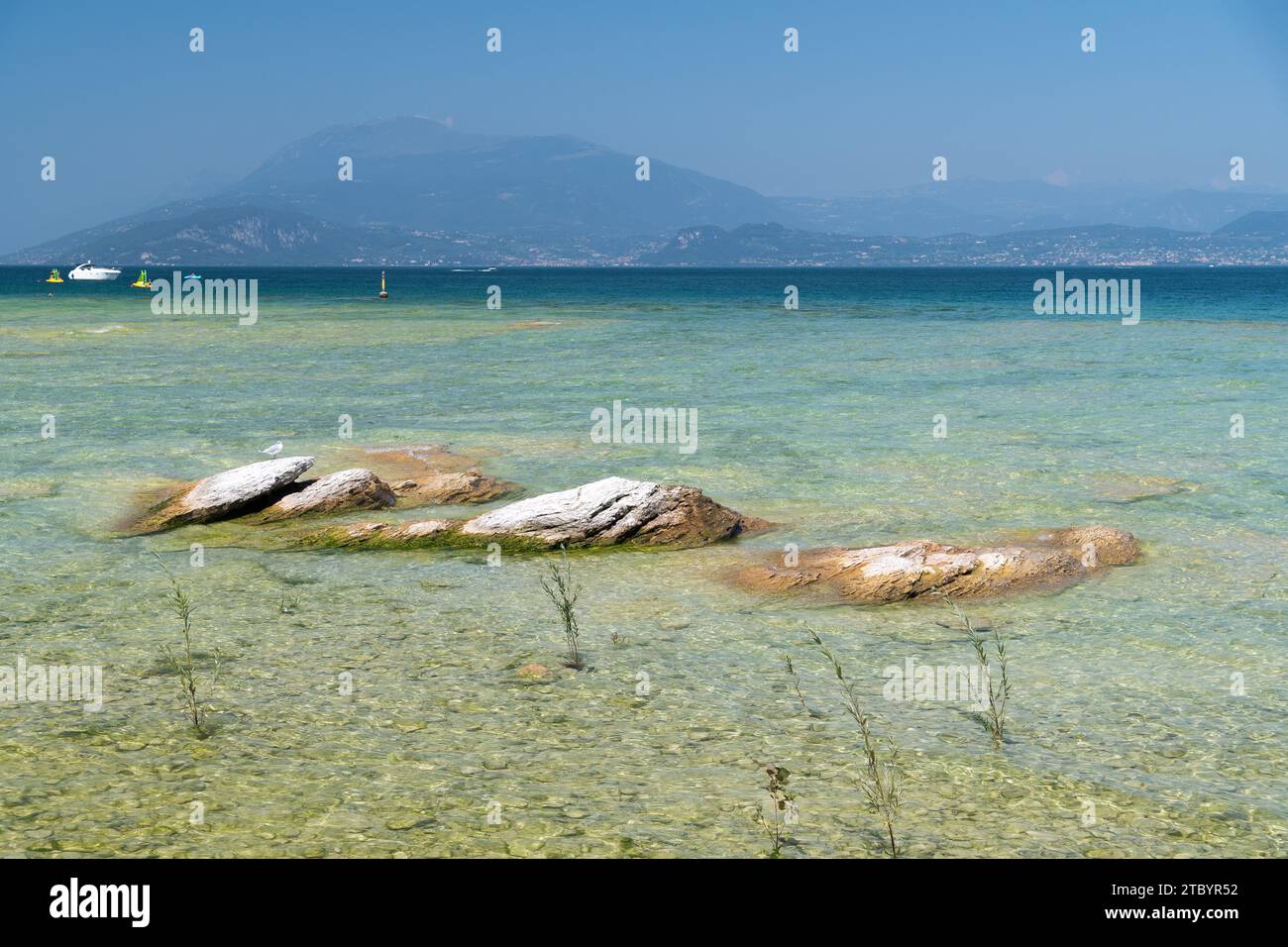 Spiaggia Lido delle Bionde par Lago di Garda (Lac de Garde) à Sirmione, province de Brescia, Lombardie, Italie © Wojciech Strozyk / Alamy stock photo Banque D'Images